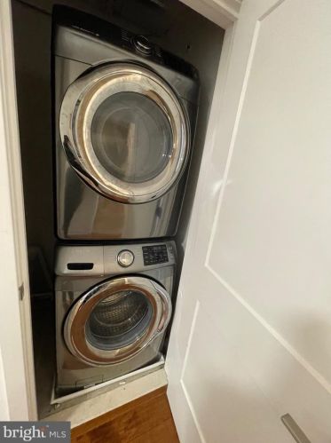 924 15 St, Philadelphia PA 19146-2141 exterior