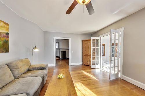 1818 Lunt Ave, Chicago IL 60645-3005 exterior