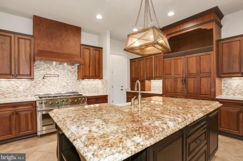 7449 Dulany Dr, Mc Lean VA  22101-2716 exterior