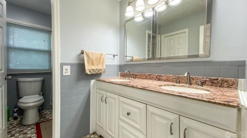 295 Mckinley Ave, Edison NJ 08820-1623 exterior