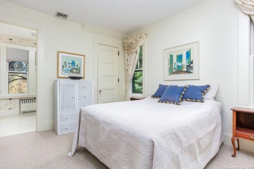 49 Mtn Spg Rd, Farmington CT 06032-1613 exterior