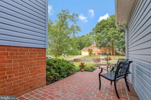 2105 Rampart Dr, Alexandria VA 22308-1537 exterior