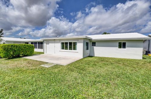 2390 14 Ave, Boynton Beach FL 33426-5871 exterior