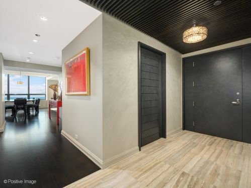 180 Pearson St, Chicago IL  60611-2130 exterior