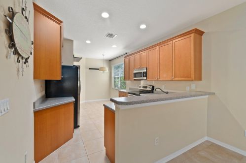 10084 Stonegate Dr, Fort Pierce FL 34987-2423 exterior