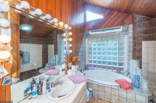 10 Lawrence Rd, Dover NJ 07869-3106 exterior