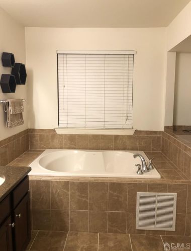 21 Roosevelt Ave, Carteret NJ 07008-3018 exterior