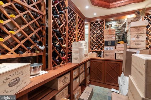 1250 Daleview Dr, Mc Lean VA 22102-1538 exterior