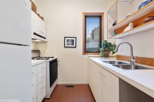 1014 Oakdale Ave, Chicago IL 60618-7324 exterior