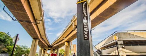 2809 James Dr, Alexandria VA  22303-1338 exterior