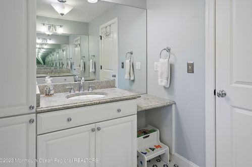 25 Crst Dr, Little Silver NJ 07739-1318 exterior