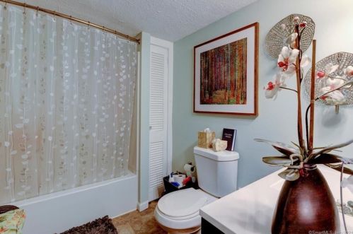 302 Woodbridge St, Manchester CT 06042-2372 exterior