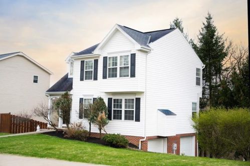 140 Oakbrook Cir, Pittsburgh, PA 15220-4656