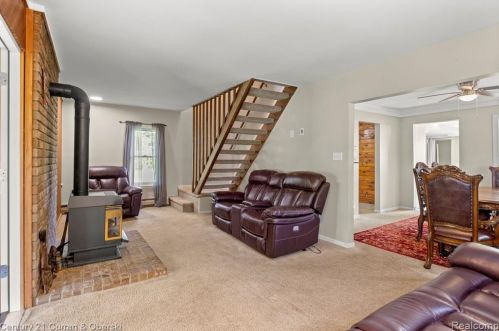 1787 Sashabaw Rd, Brandon MI  48462-9163 exterior