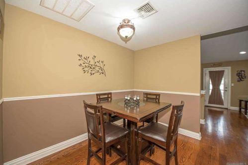 30 Della Dr, Babylon NY 11704-6240 exterior