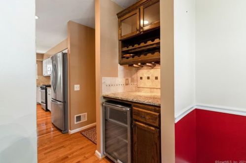 31 Lookout Hl Rd, Milford CT 06461-1878 exterior