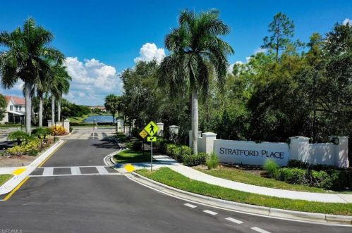 816 Hampton Cir, Naples FL 34105-4825 exterior