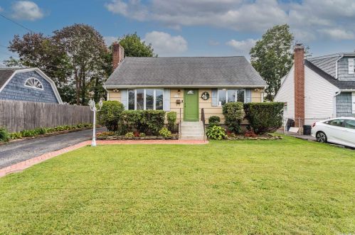 1 Hickory Pl, Huntington Station, NY 11746-2322