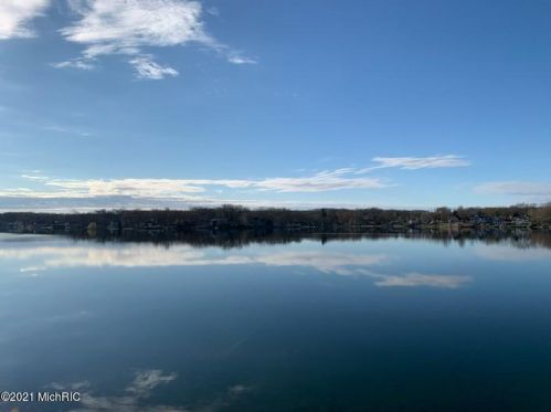 192 Crooked Lake Dr, Kalamazoo, MI 49009-9713