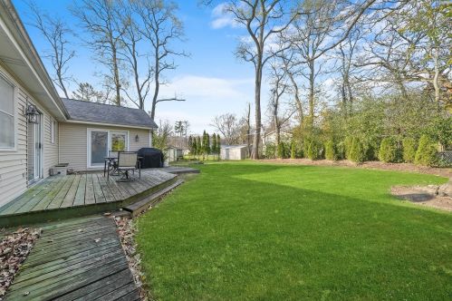 9006 Vine Ave, Bull Valley IL 60097-8243 exterior