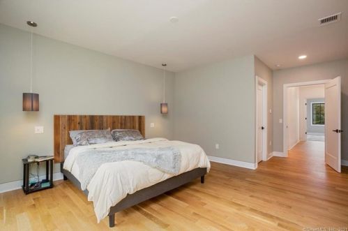 232 Bayberry Ln, Westport CT 06880-4033 exterior