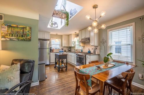 1530 Custer Ave, Clawson, MI 48017-1106