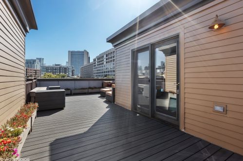 638 Oak St, Chicago IL  60610-7298 exterior