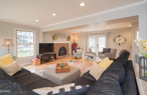 2792 Glenalmond Dr, Kalamazoo, MI 49024-7870