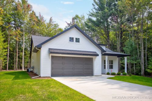 6514 Henry St, Meskegon, MI 49441-6152