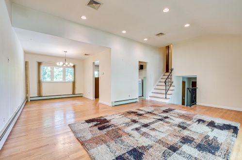 19 Marshall Dr, Edison NJ  08817-2910 exterior