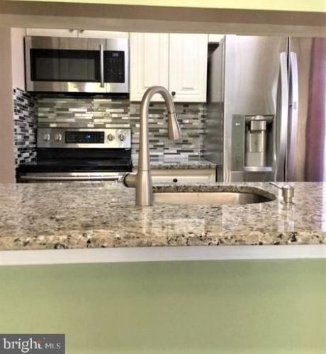 511 Ashton Ln, New Castle DE  19720-3960 exterior