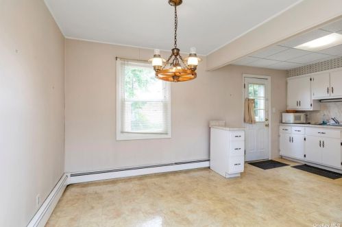 127 Berry St, Valley Stream NY 11580-3422 exterior