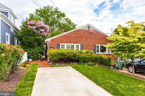 19 Groves Ave, Alexandria VA  22305-2508 exterior