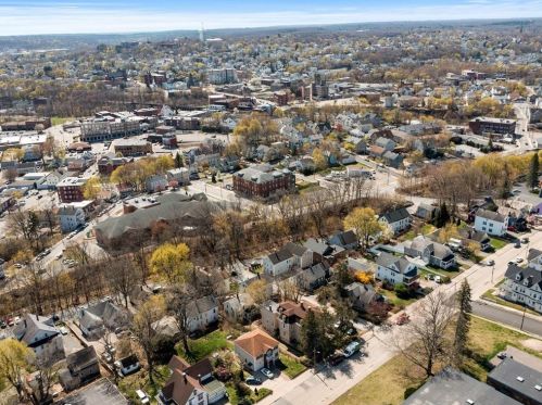 4 Lewis St, Woonsocket RI 02895-1905 exterior