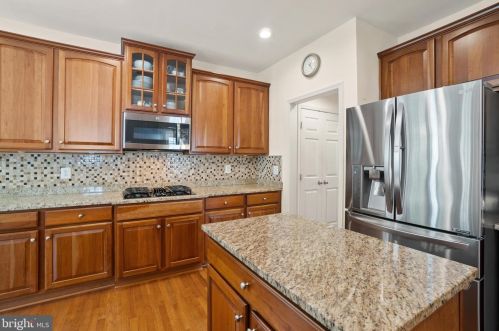 6802 Morning Brk Ter, Alexandria VA 22315-6117 exterior