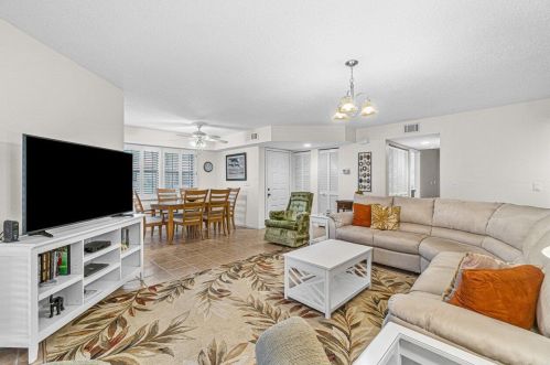 2404 Aspen Way, Boynton Beach FL 33436-6623 exterior