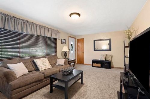 58 Kenneth Dr, Pittsburgh, PA 15223-1204