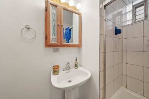 1825 Hermitage Ave, Chicago IL 60613-1106 exterior