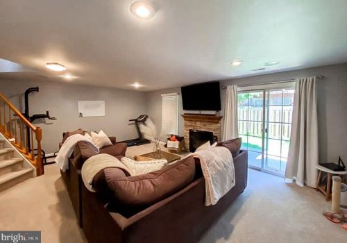 5817 Appleford Dr, Alexandria VA  22315-5625 exterior