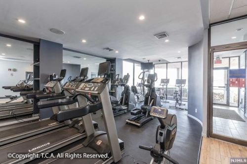 1055 River Rd, Edgewater NJ  07020-1364 exterior