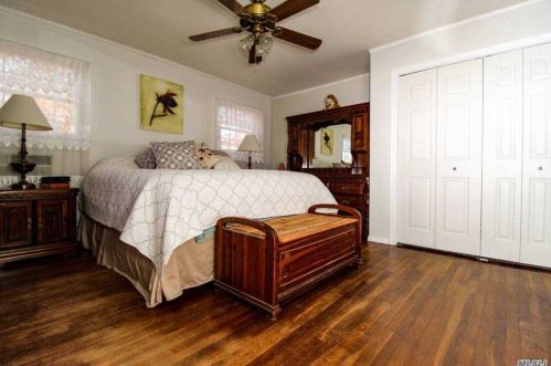 28 Cottonwood Dr, Commack NY 11725-2422 exterior