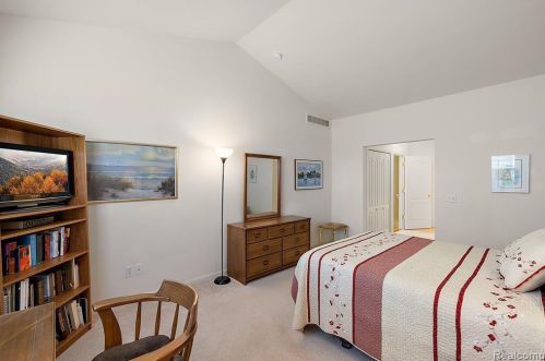 1342 Alameda Blvd, Troy MI 48085-6739 exterior