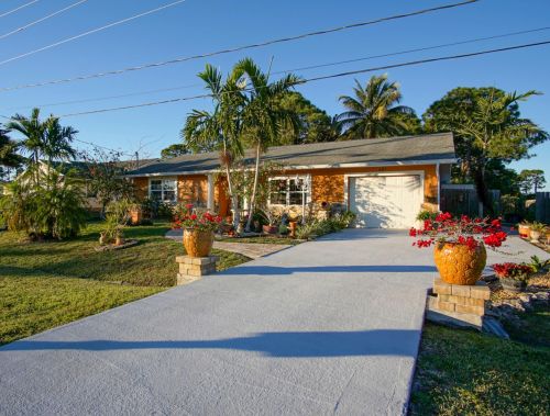 581 Thornhill Dr, Fort Pierce, FL 34983-3853