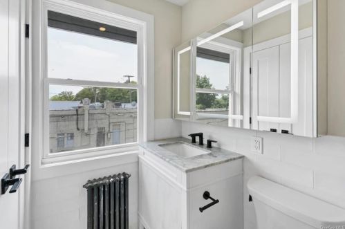 11 Hutchinson Blvd, Mount Vernon NY 10552-2510 exterior