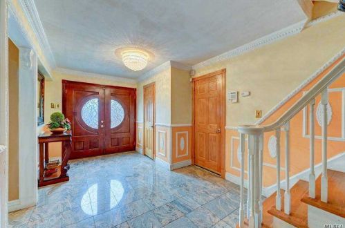 59 Brook Rd, Valley Stream, NY 11581-2419