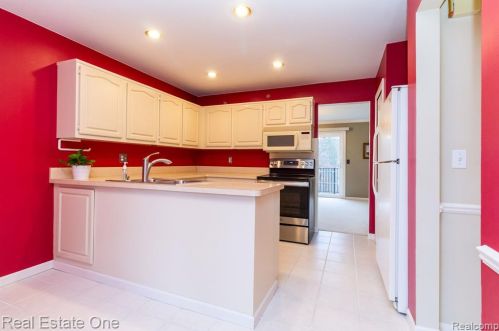 1439 Lantern Ln, Rochester MI 48306-4240 exterior