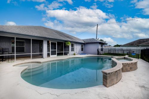 912 Paar Dr, Fort Pierce FL 34953-5623 exterior