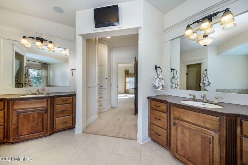 642 Chancellor Dr, Wyoming MI 49418 exterior