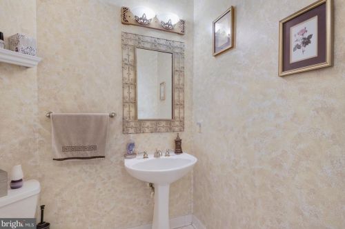 10720 Cloverbrooke Dr, Rockville MD 20854-6372 exterior