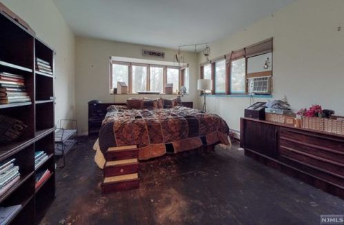 25 Sparrowbush Rd, Upper Saddle River NJ 07458-1420 exterior